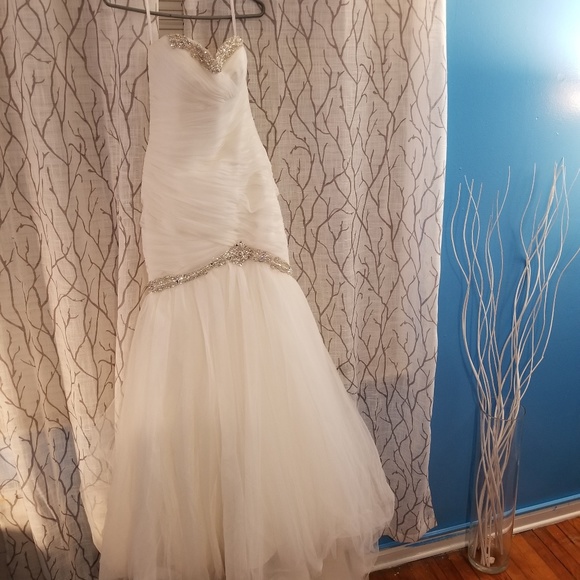 Wedding dress - Picture 1 of 4